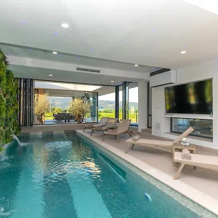 Spectacular Excelsior Perfect For Families, Business, Or Celebrations Villa Sumet