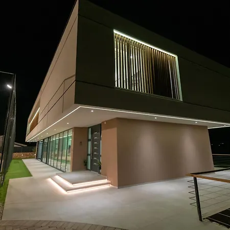 Spectacular Excelsior Perfect For Families, Business, Or Celebrations Villa