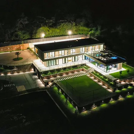 Spectacular Excelsior Perfect For Families, Business, Or Celebrations ヴィラ Šumet