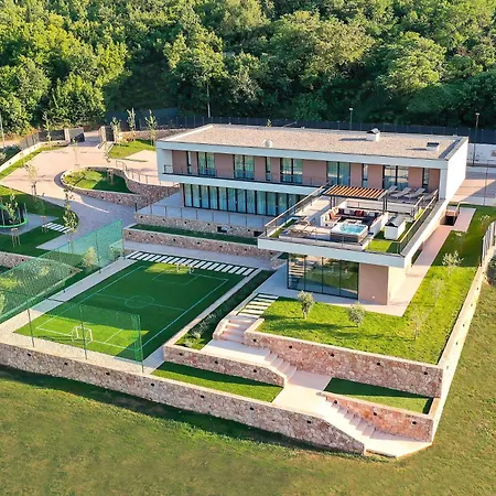 Spectacular Excelsior Perfect For Families, Business, Or Celebrations Šumet